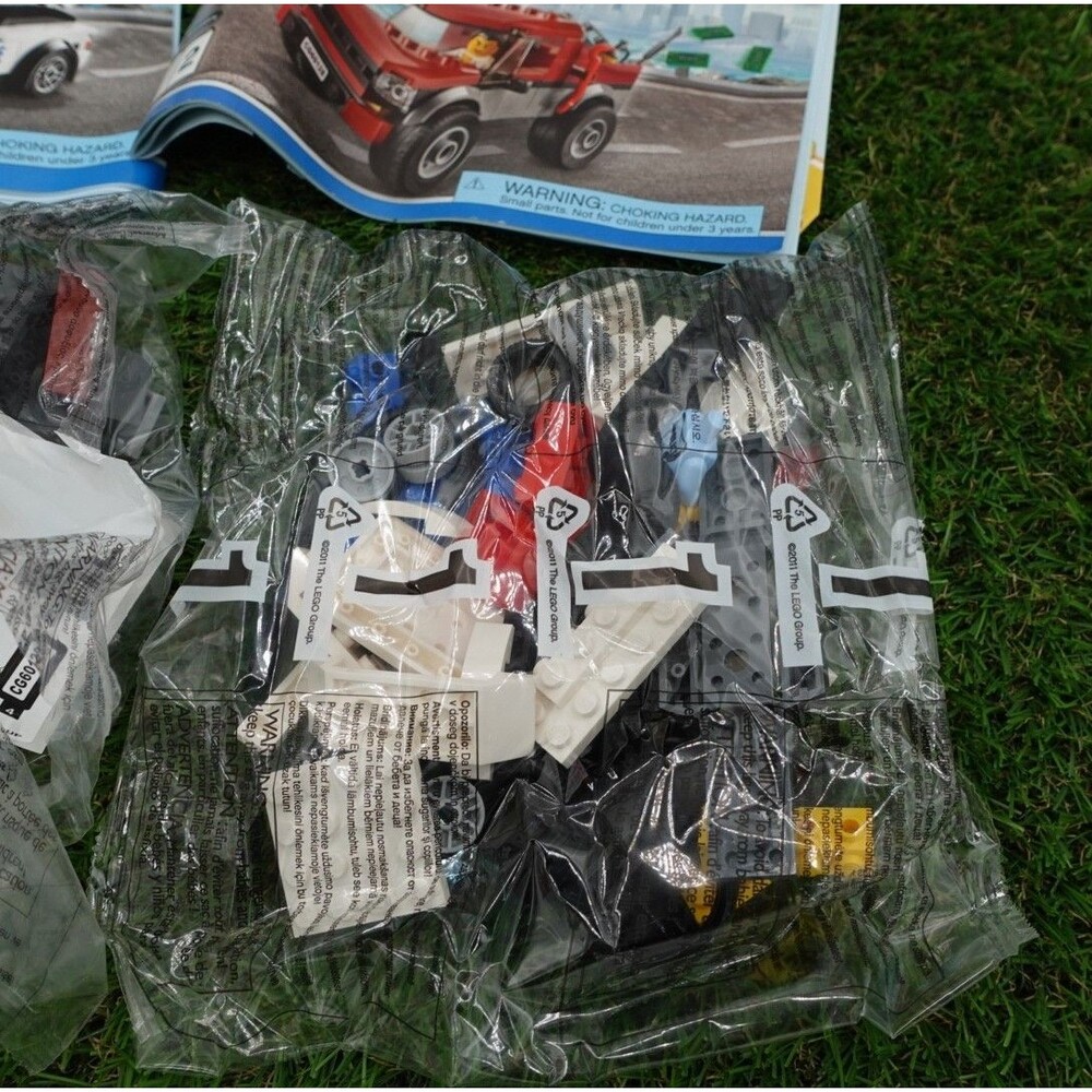 LEGO CITY: Police Pursuit (60128) Complete w/ Box & Instructions - Picture 5 of 6